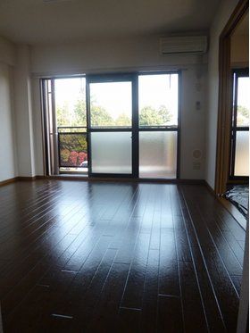 リビング - ルームシェア仲間を探しています。} - ルームシェアルームメイト