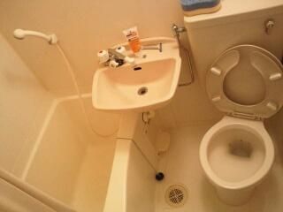 シャワー - 新宿駅から徒歩10分、新大久保駅から徒歩20秒格安マンション} - ルームシェアルームメイト