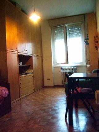 個室 - ミラノで留学生用の部屋を貸します} - ルームシェアルームメイト