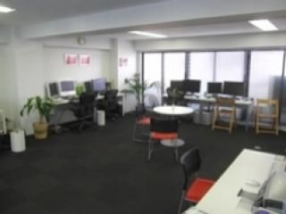 OAフロア - 港区のデザインオフィスを間貸しします。} - ルームシェアルームメイト