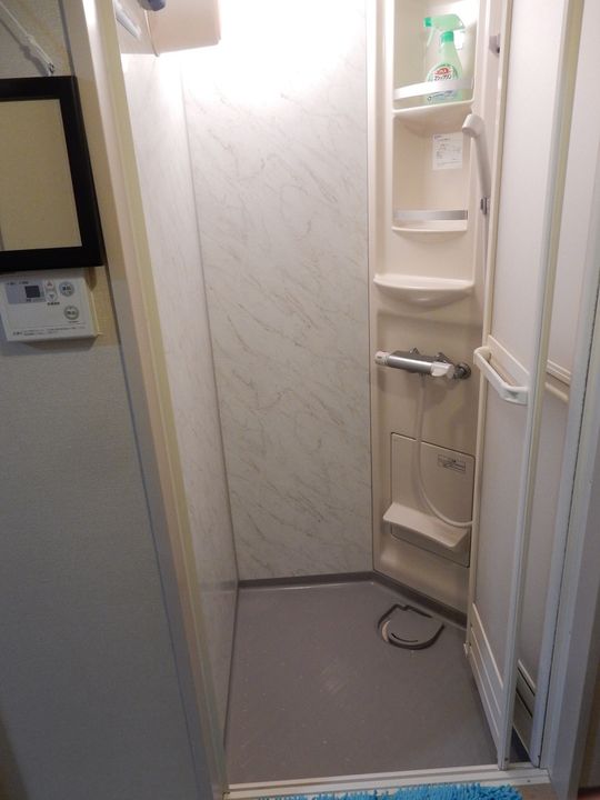 シャワー - 神戸テラスハウス、必要なもの全てあります。} - ルームシェアルームメイト