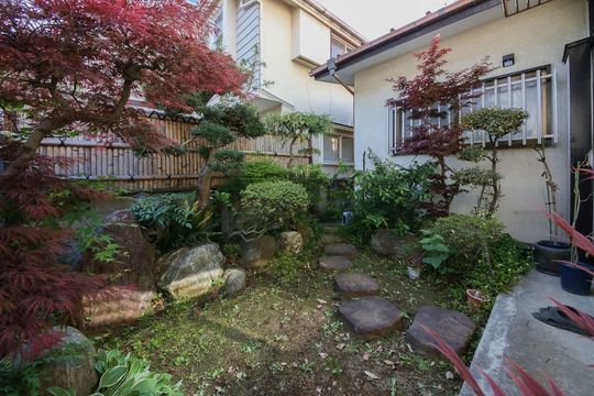 ベランダ - 【値下げ!】広々8畳　洋室★大きな窓で明るいお部屋です！} - ルームシェアルームメイト