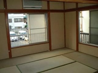 キッチン - ◆女性専用◆駅・徒歩１分の一戸建を女性合計３人でシェア◆交番、郵便局、コンビニ、スーパー近く安全便利！ } - ルームシェアルームメイト