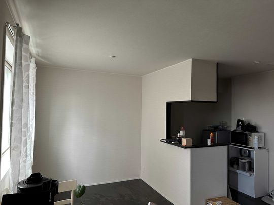 リビング - 神奈川県横浜市　メゾネット一部屋空いています！} - ルームシェアルームメイト