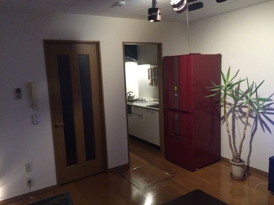 リビング - 学生さんから夜のお仕事の方も大丈夫です。} - ルームシェアルームメイト