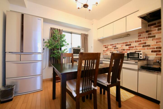 キッチン - 窓からスカイツリーが見える！} - ルームシェアルームメイト