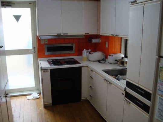 キッチン - 女性専用、全個室、SRC造高級シェアハウス、隣に人がいない独立したお部屋多数} - ルームシェアルームメイト