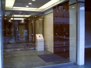 玄関 - 渋谷☆シェアオフィス　1万５千円から} - ルームシェアルームメイト