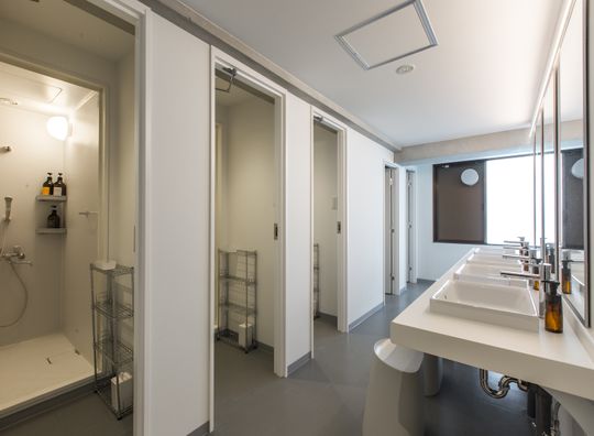 シャワー - 【UNPLAN Shinjuku】 JR新宿駅にもアクセス可能で便利！朝食込み} - ルームシェアルームメイト