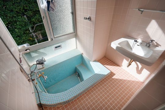 風呂 - 二拠点生活／友達シェアOK！熱海駅徒歩圏内の温泉付別荘街。花火大会の見える最上階角部屋} - ルームシェアルームメイト