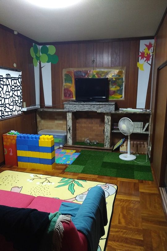 リビング - 兵庫県ＪＲ明石駅付近 ハウスシェア (木造) ガス光熱費込} - ルームシェアルームメイト