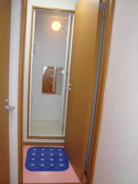 シャワー - 女性専用シェアハウス、池袋駅C1出口歩4分、通学、通勤、生活至便、大人気の池袋に住むなら、是非一度ご覧下さい！} - ルームシェアルームメイト