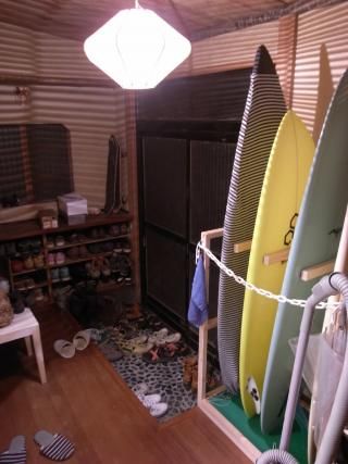 玄関 - 鎌倉の海のそばの一軒家でシェアメイト募集中！１０月から} - ルームシェアルームメイト