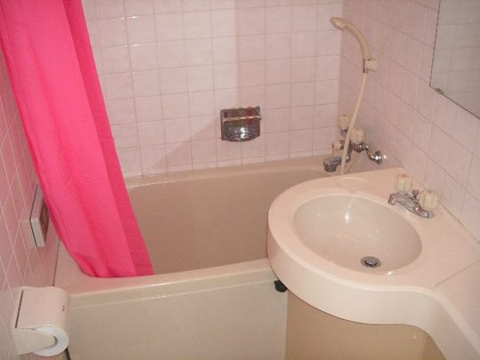 風呂 - 田園都市線三軒茶屋駅より徒歩1分のマンションで快適ライフを！駐車場有！初月フリーレント！} - ルームシェアルームメイト