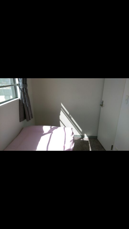 個室 - 上野で日当たり抜群！個室貸します！} - ルームシェアルームメイト