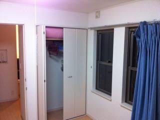 個室 - ☆女性限定 ☆家賃19000円にて新築一戸建て4ldkの一室} - ルームシェアルームメイト