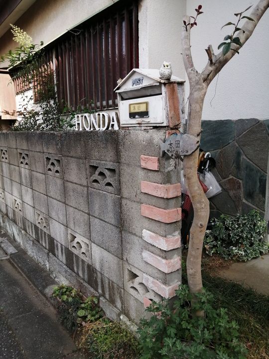 個室 - 【１階母屋の2，25畳鍵付き無料ＷＩＦＩ付き個室１１５０円】北に、１８０センチの窓があり網戸がついています。収納スペースがあります。扇風機付き、ファンヒーターつき  【２畳の鍵付き新築プレハブ個室が、一泊から１１５０円で、今日から、宿泊できます。】【新築２畳鍵付き個室が、1泊から、日払いで1150円、2,7畳の鍵付き個室が、一泊から日払いで、１2８０円で（電気、水道、ガス代込み）、今日から、宿泊できます。】 長期宿泊は、優遇家賃で、一括割引があります。いずれのお部屋も、入居時も退去時も、} - ルームシェアルームメイト