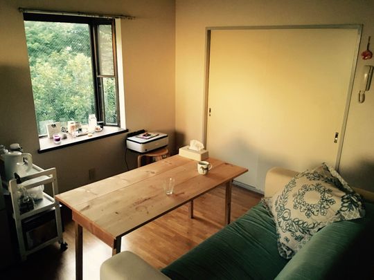 リビング - 日当たりのいい個室、渋谷まで20分} - ルームシェアルームメイト
