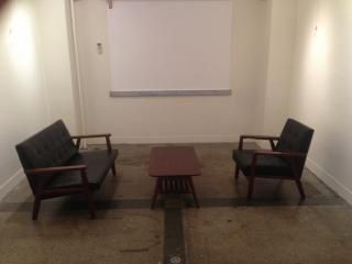 応接室 - 秋葉原ギャラリーのオフィススペースをシェアしませんか？} - ルームシェアルームメイト