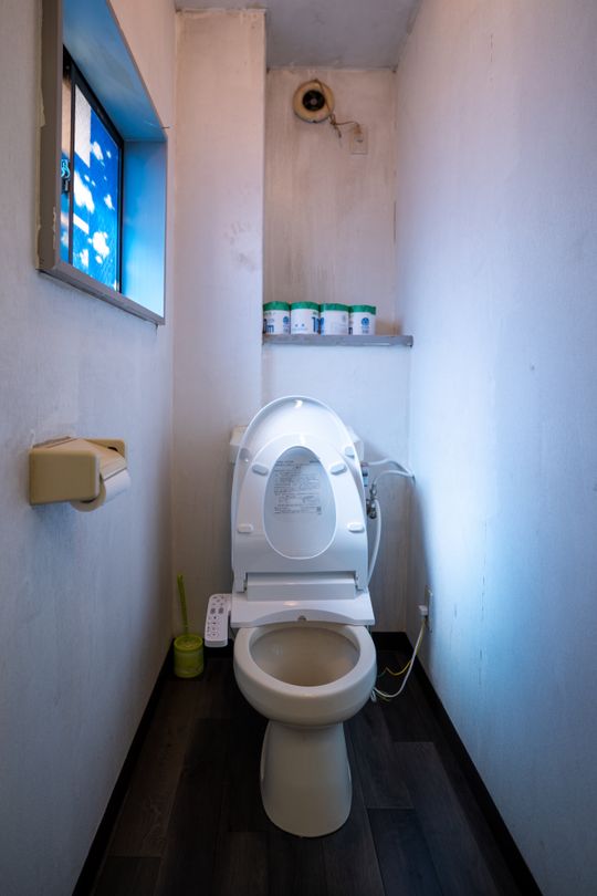 トイレ - 【1ヶ月フリーレントキャンペーン中】【審査なし】武蔵新城駅徒歩2分！渋谷まで30分！格安個室！} - ルームシェアルームメイト