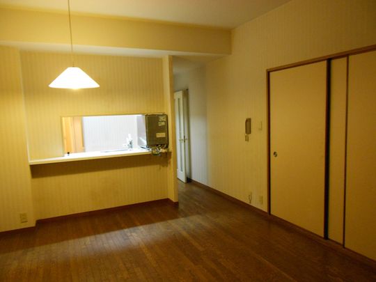 キッチン - 芦屋市の閑静な住宅街にあるファミリーマンションのルームシェア―です。} - ルームシェアルームメイト