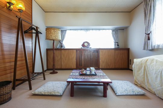 個室 - 【値下げ!】広々8畳　洋室★大きな窓で明るいお部屋です！} - ルームシェアルームメイト