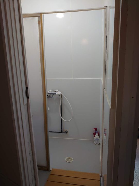 キッチン - 個室、家賃2万7千円、西武新宿線の新井薬師前駅まで徒歩７分。} - ルームシェアルームメイト