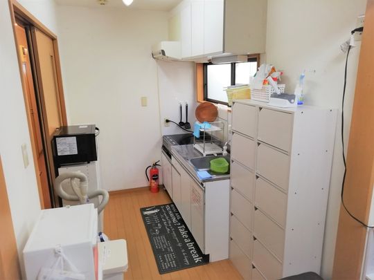 キッチン - 王子駅から徒歩４分！都心へのアクセスは抜群！} - ルームシェアルームメイト