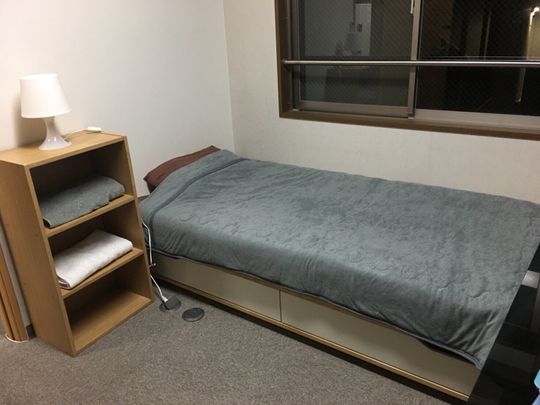 個室 - 駅近マンション最上階、螺旋階段のあるメゾネット} - ルームシェアルームメイト