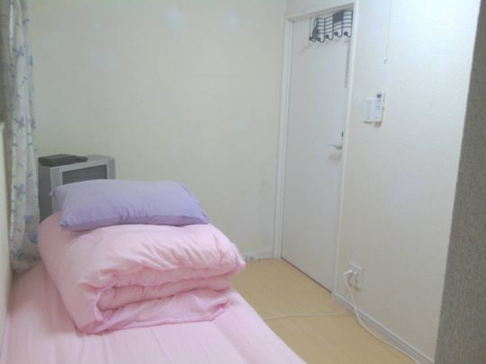 個室 - 新宿まで 10 分、笹塚駅 2 分、少人数 4LDK 個室} - ルームシェアルームメイト