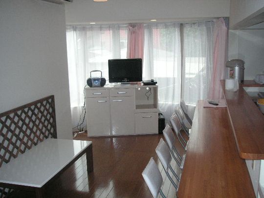 ダイニング - 田園都市線三軒茶屋駅より徒歩1分のマンションで快適ライフを！駐車場有！初月フリーレント！} - ルームシェアルームメイト