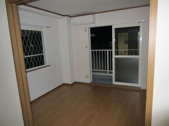 個室 - 姫路　獨協大学バス停近く} - ルームシェアルームメイト