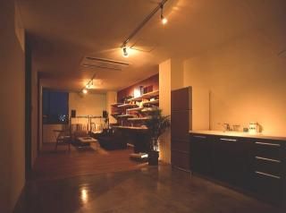 リビング - お洒落なシェアルームでシェアライフを楽しみましょう！} - ルームシェアルームメイト