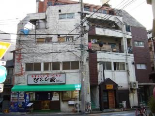 建物 - 西川口駅近4分、初月5万円入居ok！残金は分割払ok！布団・専用テレビと専用冷蔵庫付き！コンビニ＆ｽｰﾊﾟｰ歩1分！} - ルームシェアルームメイト