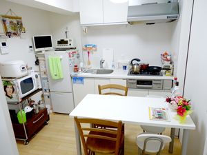 キッチン - ★シェアメイト募集　リフォーム済みの綺麗なお部屋です♪　鍵付き個室です♪} - ルームシェアルームメイト