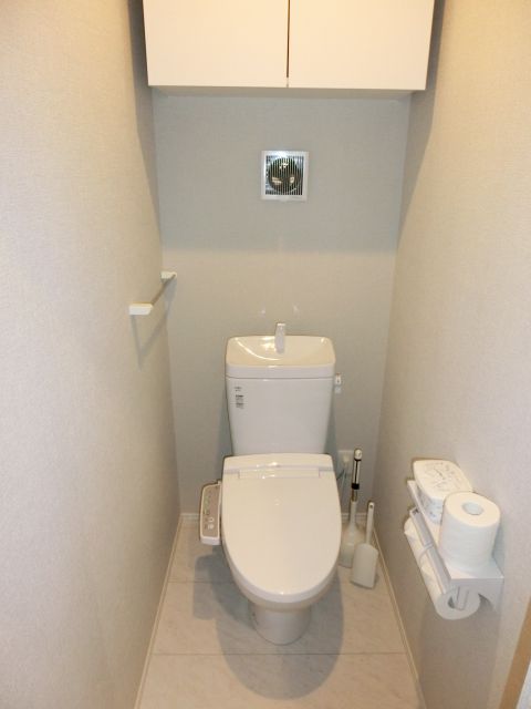 トイレ - 築浅★未入居★女性限定シェアハウスのご紹介です！} - ルームシェアルームメイト