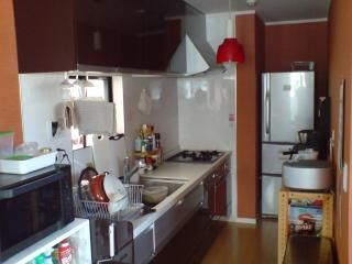 キッチン - 石川町駅より徒歩10分！キレイな広々一軒家です！} - ルームシェアルームメイト