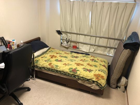 個室 - お部屋貸します！好立地♪} - ルームシェアルームメイト