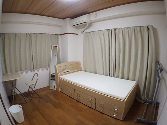 個室 - 三鷹駅8分の完全個室シェアハウス　マンション　女性限定} - ルームシェアルームメイト