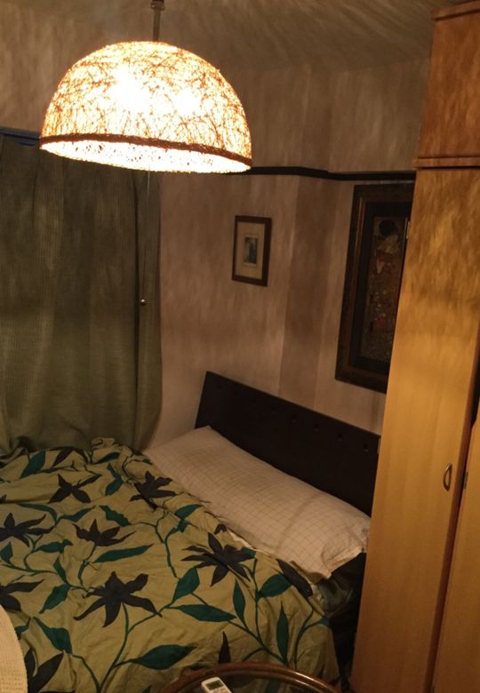 個室 - 2９８００円と光熱費。駅から徒歩三分、コンビニ三十秒で二件、スーパー三分で二件、階下はスポーツジムですが静かです。} - ルームシェアルームメイト