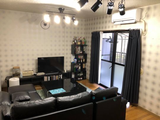 リビング - 【設備充実】オートロック付きの広々としたマンション} - ルームシェアルームメイト