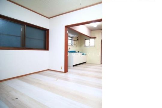 リビング - 神戸の戸建てに住んでみませんか?　JR朝霧駅まで徒歩10分} - ルームシェアルームメイト