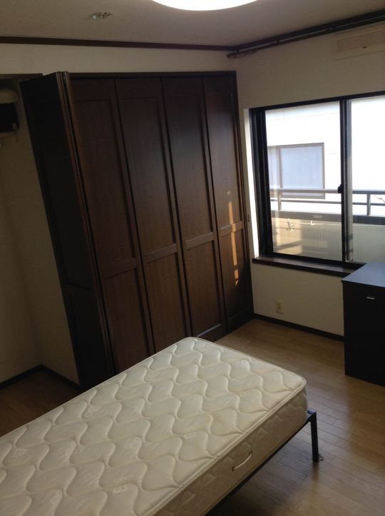 個室 - 新宿駅から最短19分!!世田谷区の隣、狛江駅より徒歩6分♪綺麗な6畳の洋室をお貸しします♪} - ルームシェアルームメイト