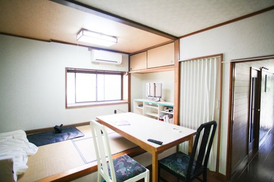 リビング - 自然派シェアハウスでシェアメイト募集} - ルームシェアルームメイト