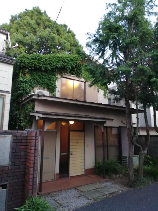 建物 - 日本人も歓迎！ Nice to meet you! Piacere! Enchante! Nzuri！ Endast damer!} - ルームシェアルームメイト