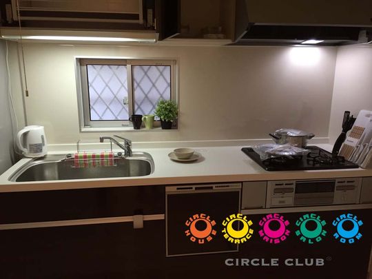 キッチン - 専用テラスでBBQ！！築浅のキレイなシェアハウス～☆} - ルームシェアルームメイト