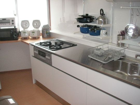 キッチン - 港区麻布台に42,000円で入室できます。個室のフラットシェア！東京タワー！六本木ヒルズ！眺望は最高です。  東京メトロ日比谷線六本木駅より徒歩6分となります。} - ルームシェアルームメイト