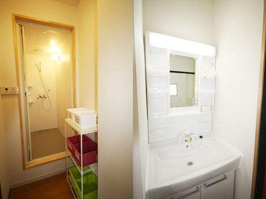 シャワー - 毎月国際交流パーティーがあってすぐ友達がたくさんできちゃう双葉町ハウス！（板橋区）巣鴨まで7分！} - ルームシェアルームメイト