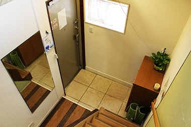 玄関 - 女性専用個室・週払いや生活保護可} - ルームシェアルームメイト