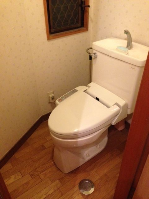 トイレ - 駅徒歩1分！　人気の赤羽圏内、広々7.5帖キッチン付きの個室です} - ルームシェアルームメイト